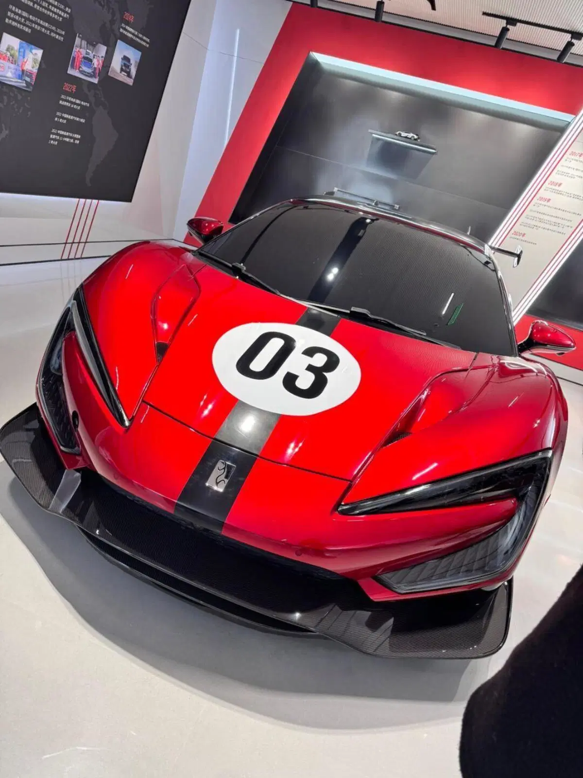 BYD svela il futuro dell’elettrico: AI, ricarica in 10 minuti e auto da 1300 cavalli (12)