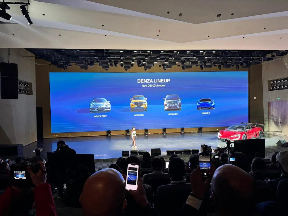 BYD svela il futuro dell’elettrico: AI, ricarica in 10 minuti e auto da 1300 cavalli (13)