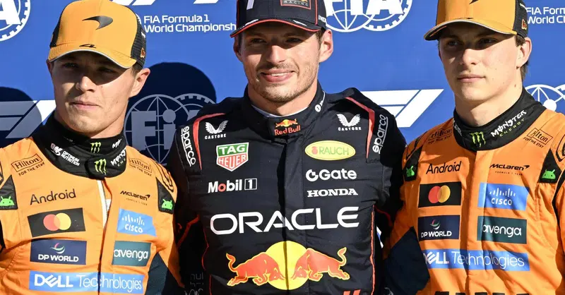 McLaren nel caos? Ecclestone tuona: &ldquo;Piastri rallentato, favoriscono Norris&rdquo;. E lancia la profezia su Verstappen