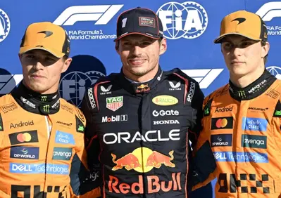 McLaren nel caos? Ecclestone tuona: “Piastri rallentato, favoriscono Norris”. E lancia la profezia su Verstappen