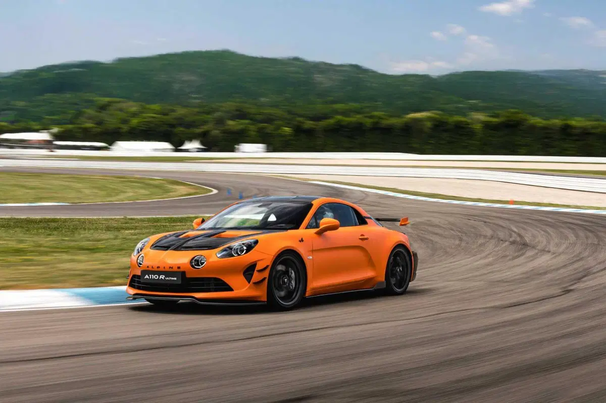 Alpine A110 R Ultime: 345 CV e 3,8 secondi per l'ultima supercar da strada francese (2)