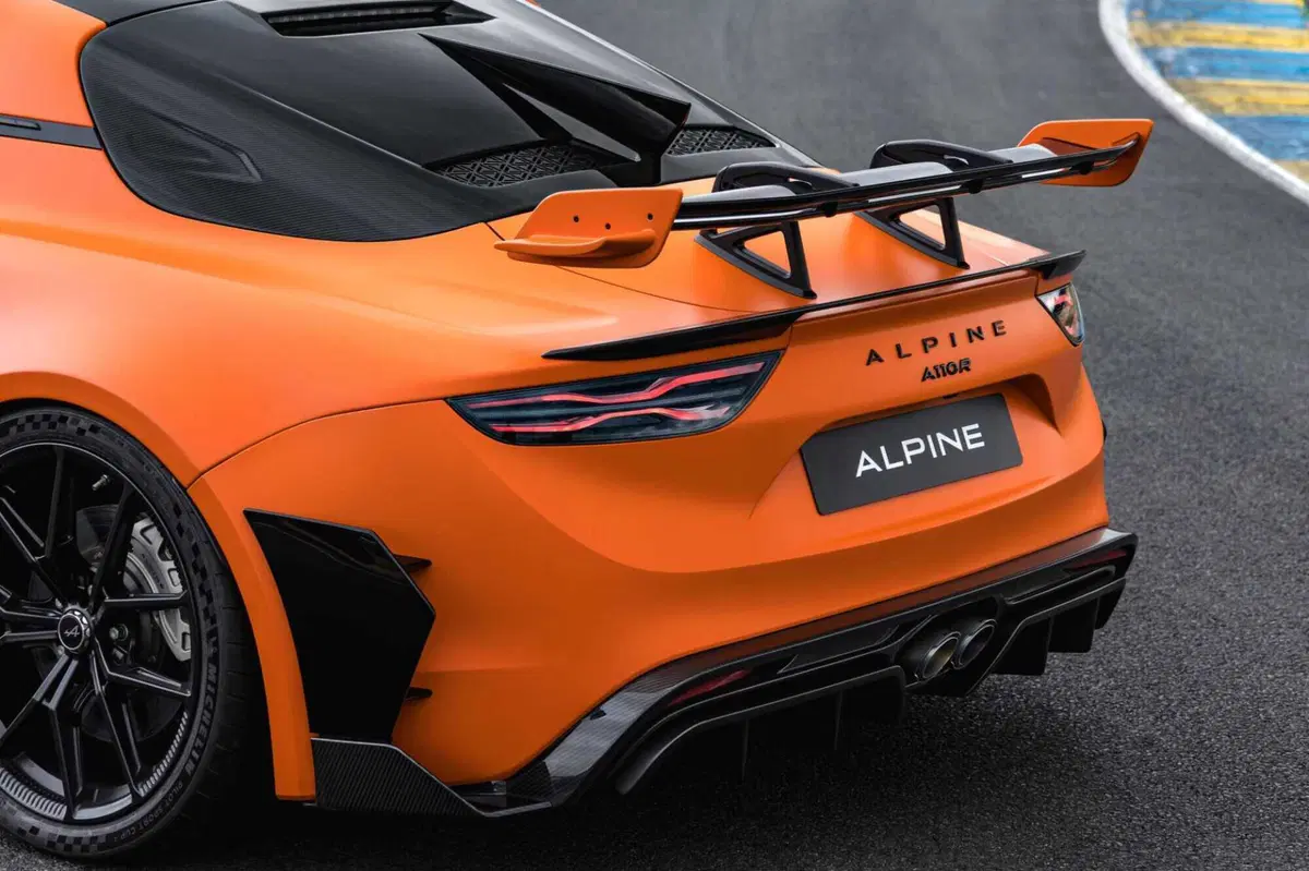 Alpine A110 R Ultime: 345 CV e 3,8 secondi per l'ultima supercar da strada francese (4)