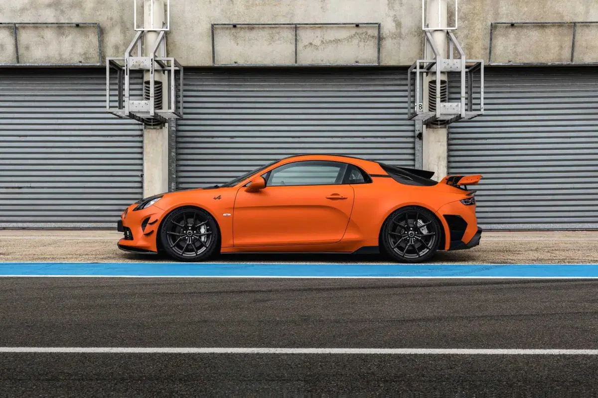 Alpine A110 R Ultime: 345 CV e 3,8 secondi per l'ultima supercar da strada francese (6)