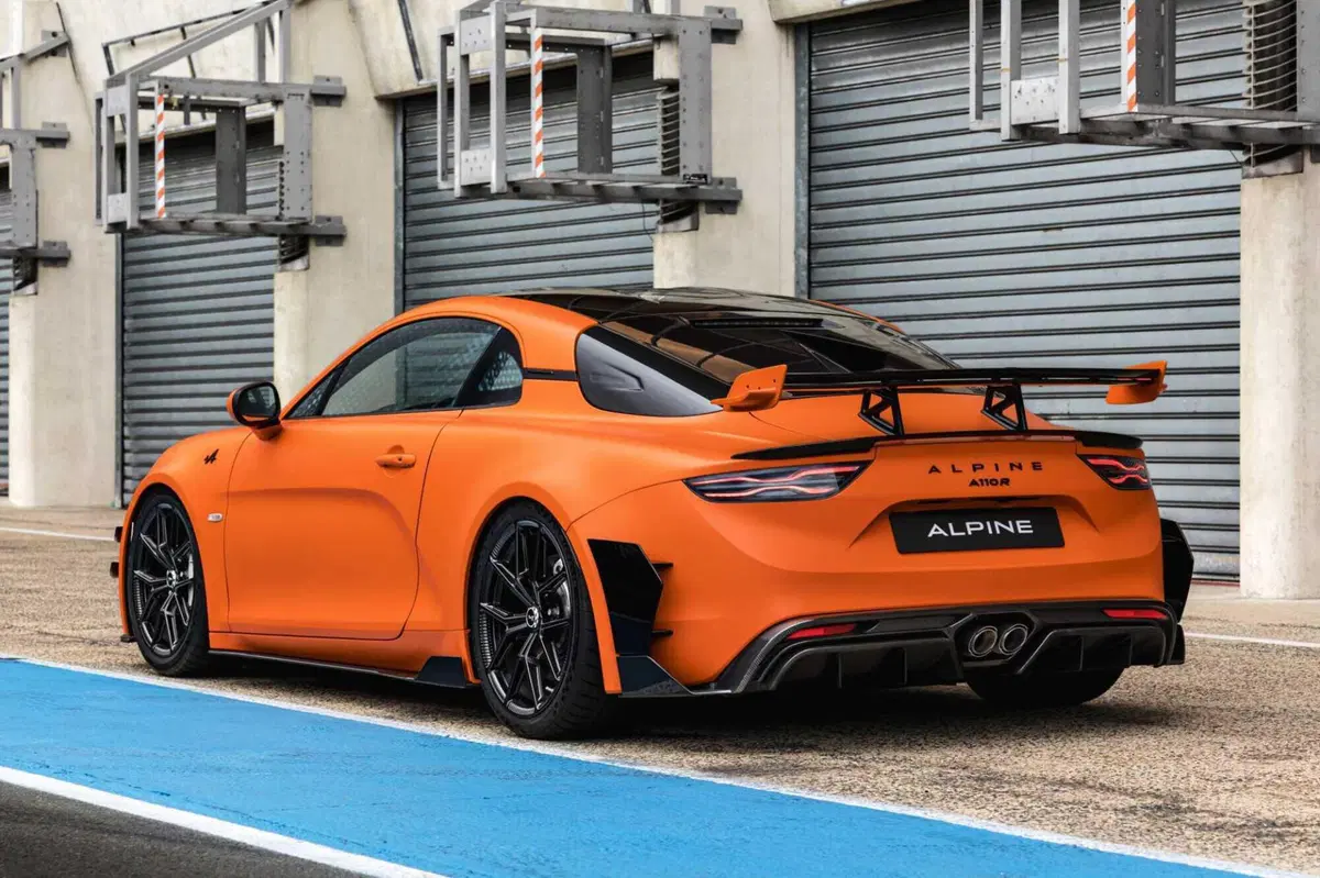 Alpine A110 R Ultime: 345 CV e 3,8 secondi per l'ultima supercar da strada francese (8)