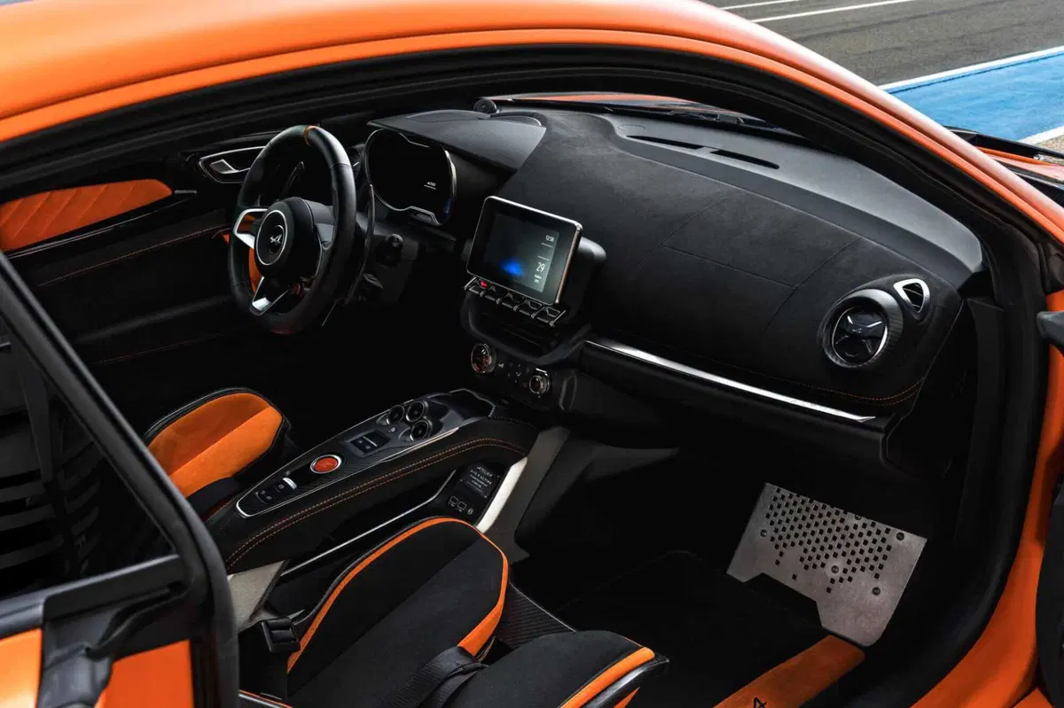 Alpine A110 R Ultime: 345 CV e 3,8 secondi per l'ultima supercar da strada francese (10)