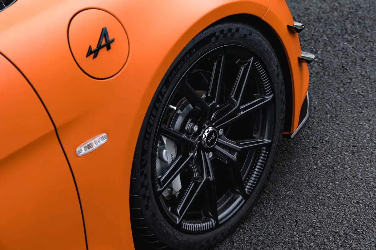 Alpine A110 R Ultime: 345 CV e 3,8 secondi per l'ultima supercar da strada francese (9)