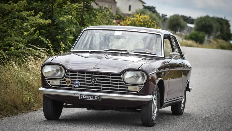 Peugeot 204 Coup&eacute;, &ldquo;l'anti-Fulvia&rdquo; &agrave; la fran&ccedil;aise [video]