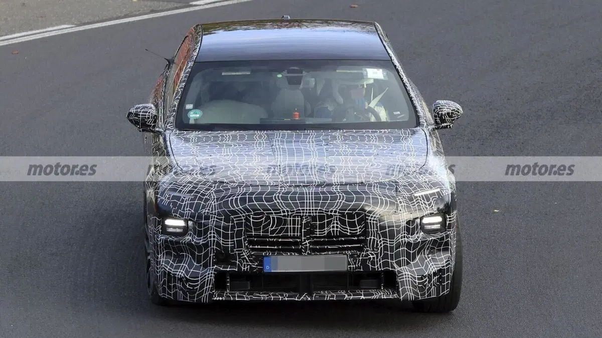 Nuova BMW Serie 7 2026: la berlina ibrida da oltre 570 CV che sfida le M sul Nürburgring