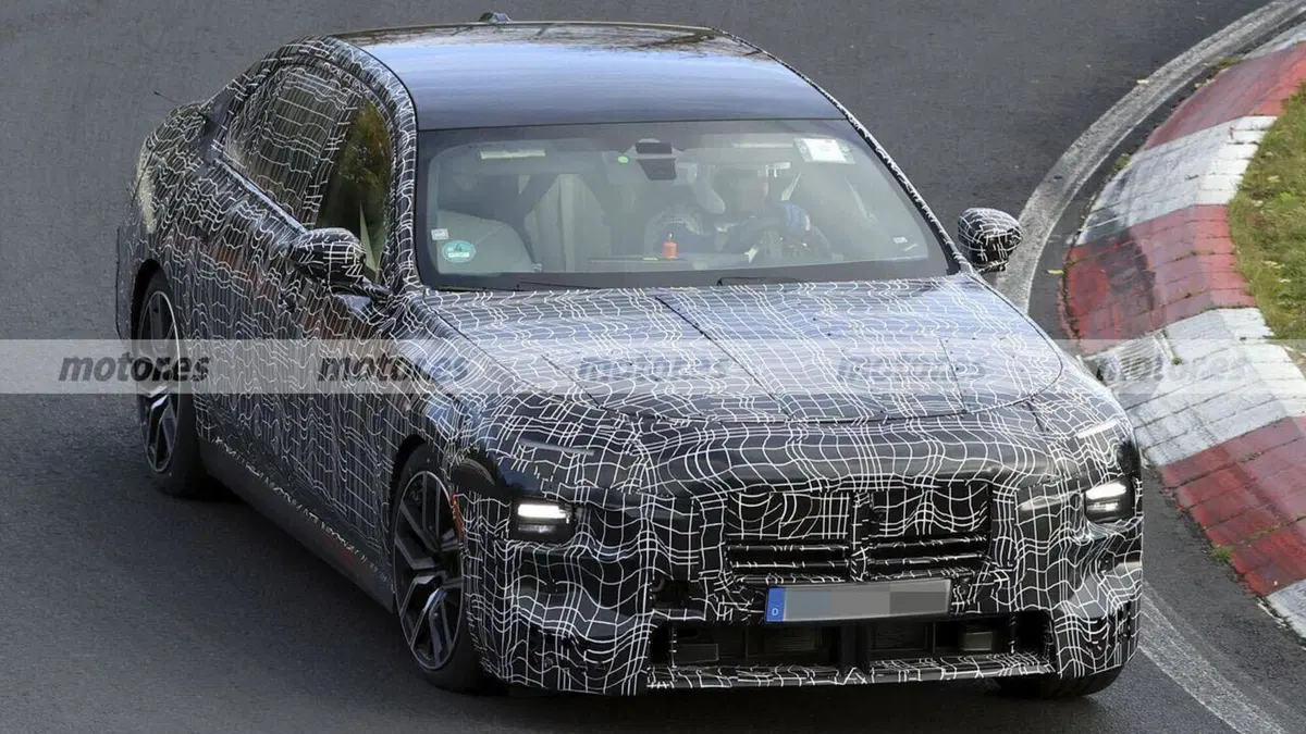 Nuova BMW Serie 7 2026: la berlina ibrida da oltre 570 CV che sfida le M sul Nürburgring (2)