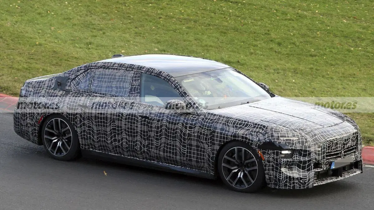 Nuova BMW Serie 7 2026: la berlina ibrida da oltre 570 CV che sfida le M sul Nürburgring (4)