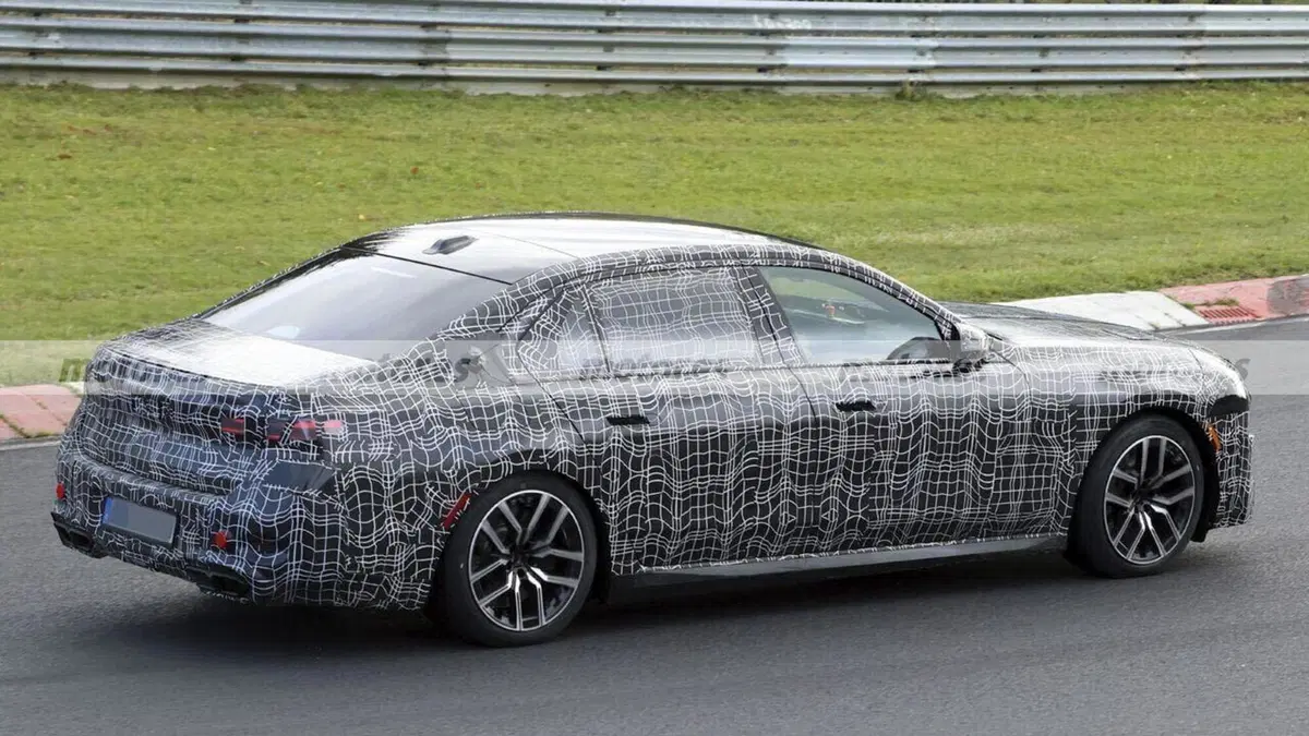Nuova BMW Serie 7 2026: la berlina ibrida da oltre 570 CV che sfida le M sul Nürburgring (6)