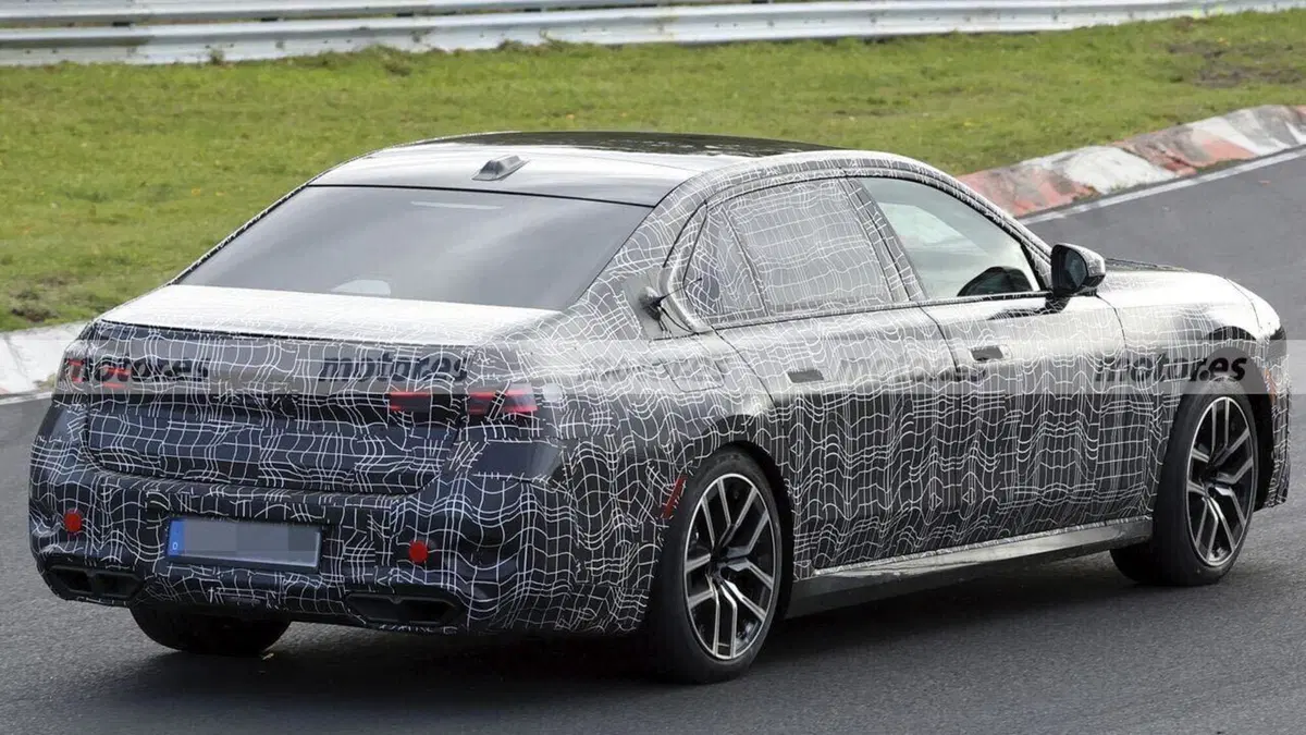 Nuova BMW Serie 7 2026: la berlina ibrida da oltre 570 CV che sfida le M sul Nürburgring (8)