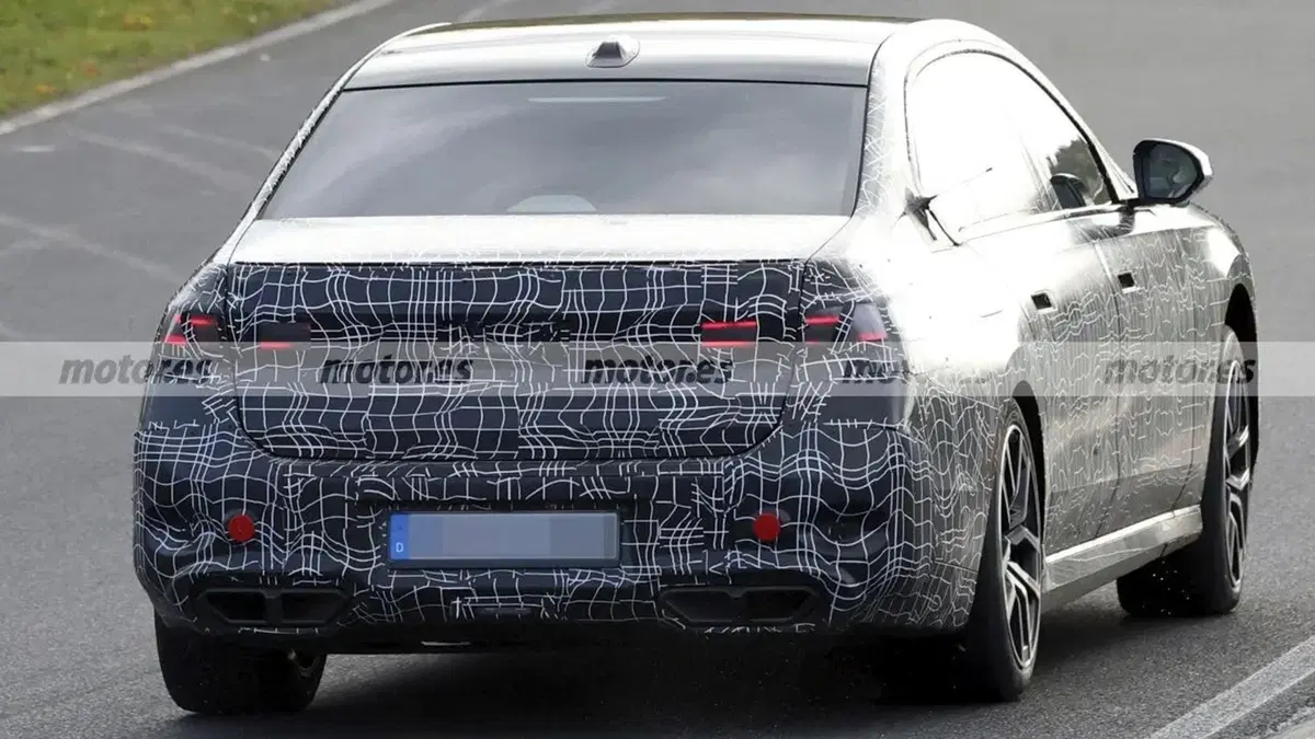 Nuova BMW Serie 7 2026: la berlina ibrida da oltre 570 CV che sfida le M sul Nürburgring (9)