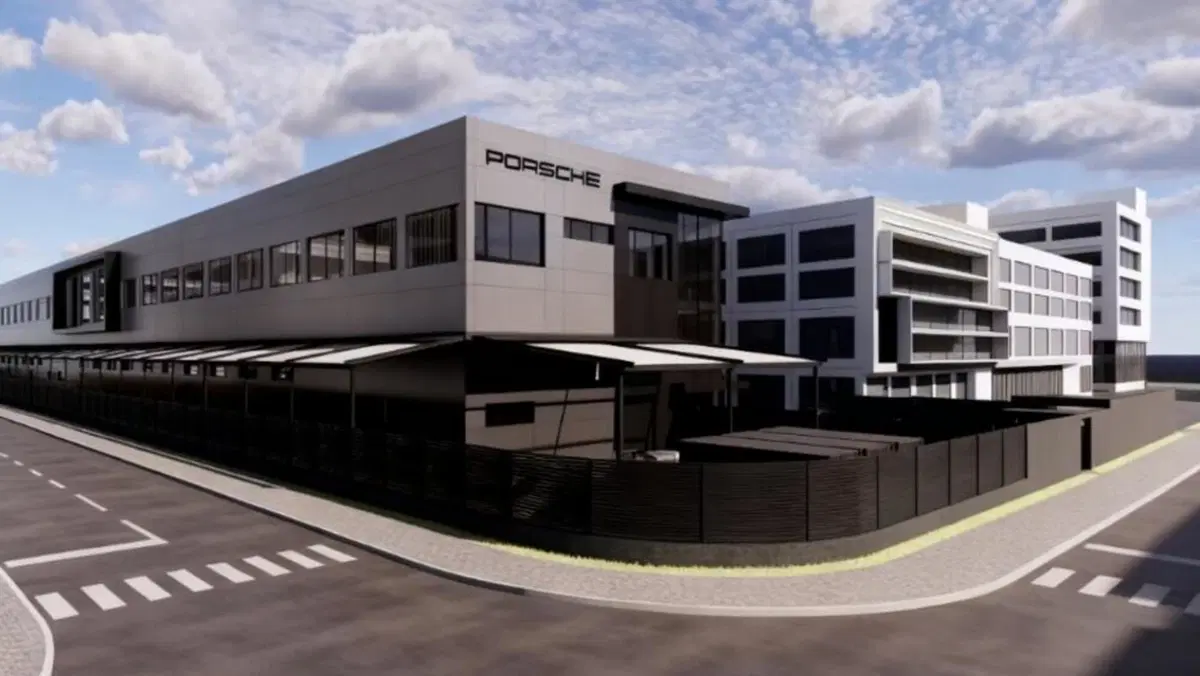 Porsche in crisi in Cina: vendite crollate del 26%, ma la mossa da 10.000 m&sup2; pu&ograve; ribaltare tutto