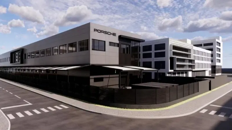 Porsche in crisi in Cina: vendite crollate del 26%, ma la mossa da 10.000 m&sup2; pu&ograve; ribaltare tutto