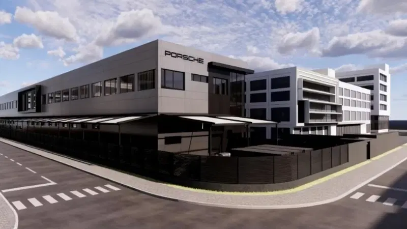 Porsche in crisi in Cina: vendite crollate del 26%, ma la mossa da 10.000 m&sup2; pu&ograve; ribaltare tutto