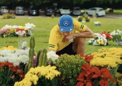 Il filo rosso che lega Kimi Antonelli ad Ayrton Senna: il tributo che ha commosso la Formula 1 a Interlagos