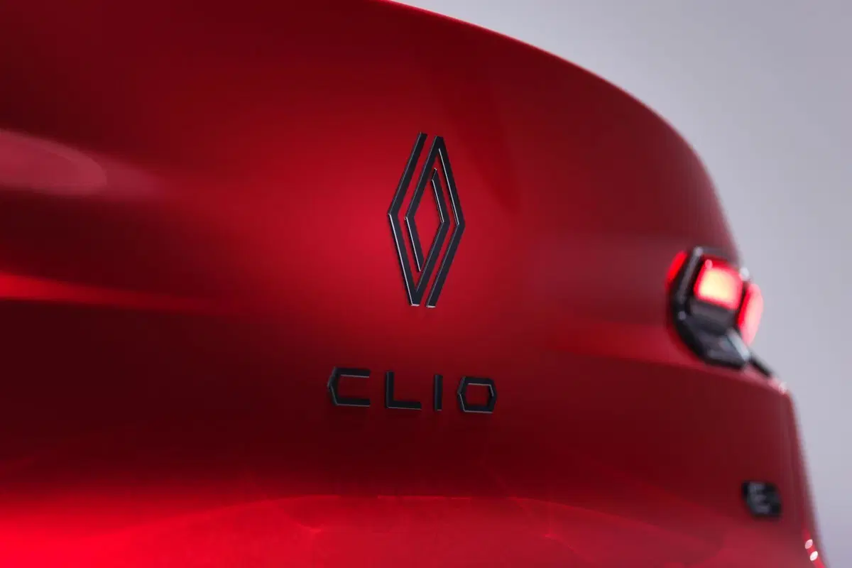 Immagini di nuova Renault CLIO esprit Alpine in colorazione Rosso Assoluto (12)