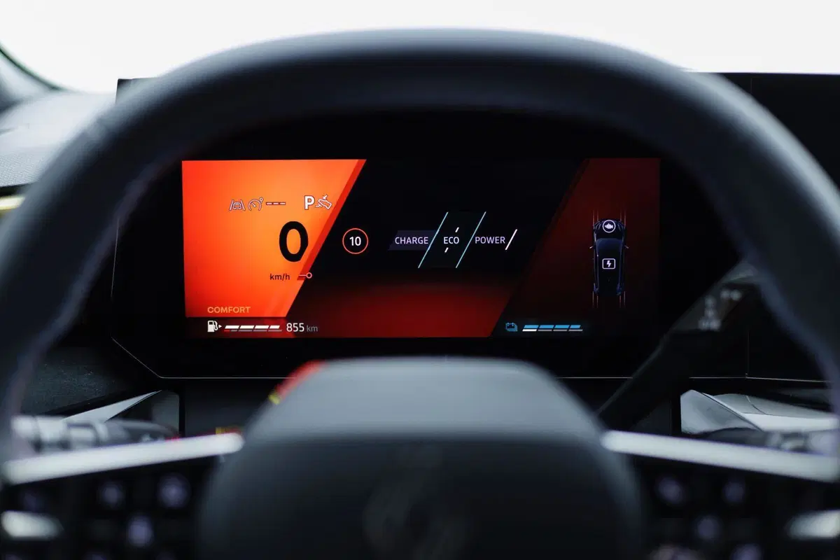 Immagini di nuova Renault CLIO esprit Alpine in colorazione Rosso Assoluto (26)