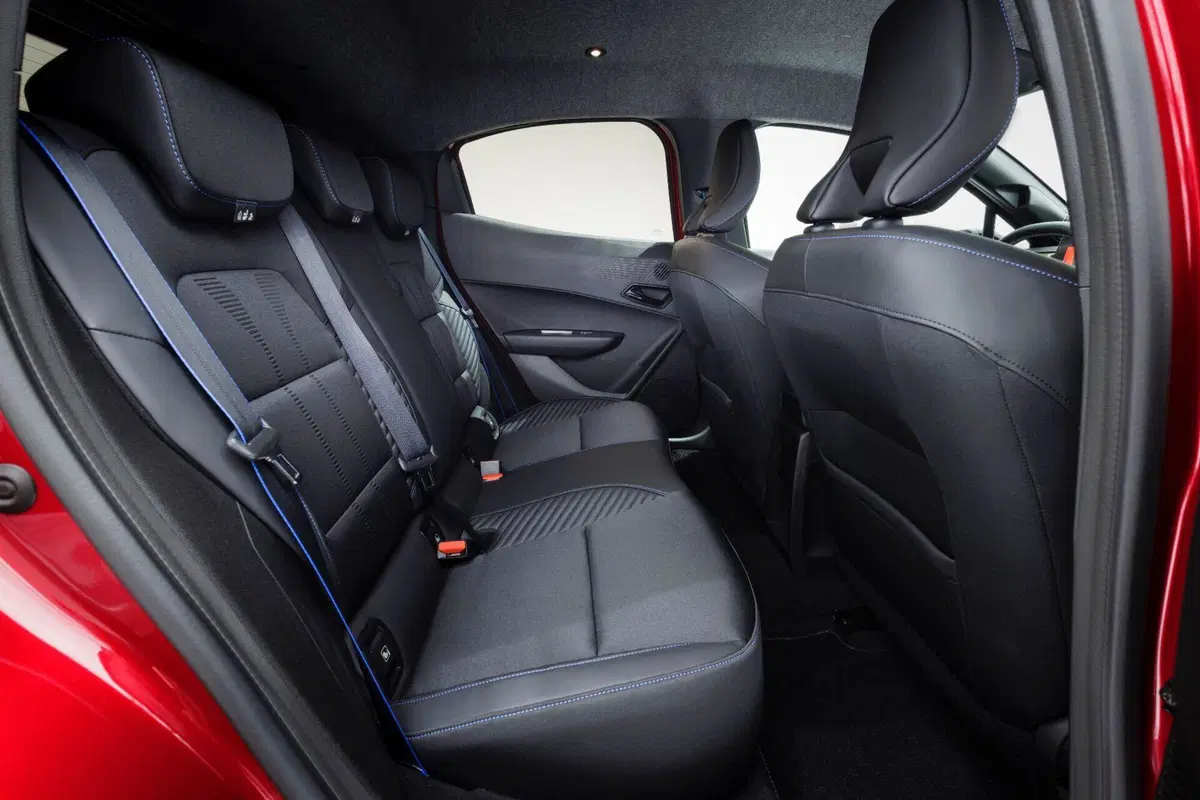 Immagini di nuova Renault CLIO esprit Alpine in colorazione Rosso Assoluto (34)