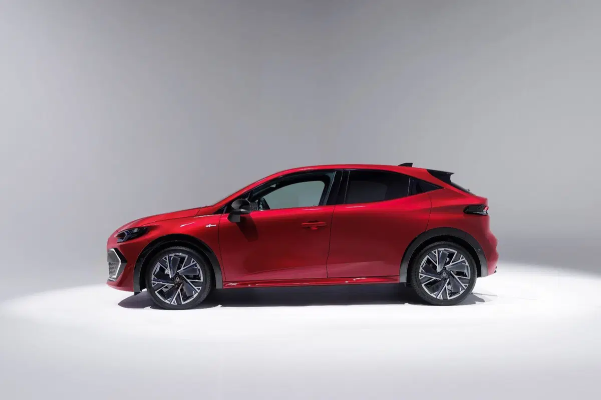 Immagini di nuova Renault CLIO esprit Alpine in colorazione Rosso Assoluto (2)