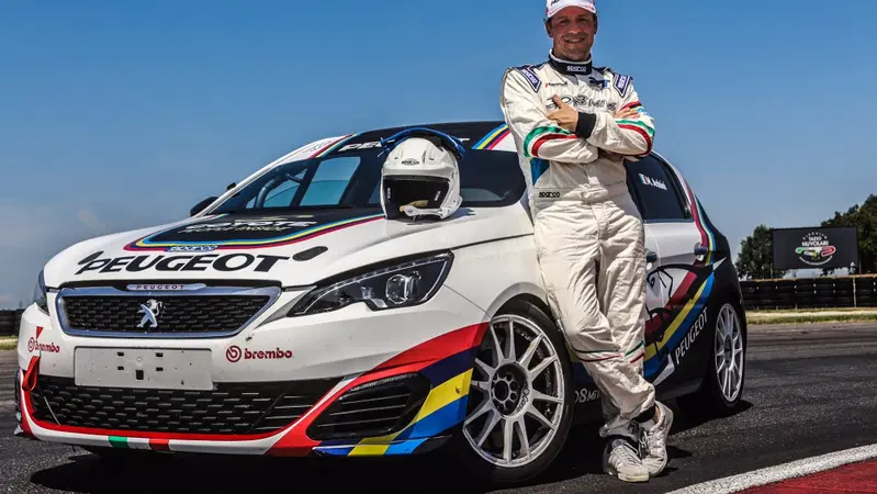 Dopo 'Veloce come il vento', Accorsi prova la Peugeot 308 Mi16 Gti al fianco di Arduini