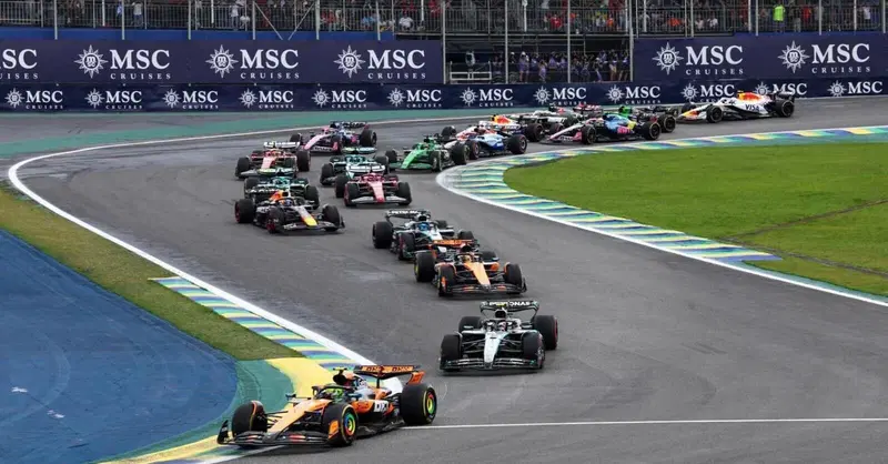 F1, GP del Brasile. Norris ingiocabile fa bottino pieno. Antonelli e Verstappen completano il podio. Disastro Ferrari
