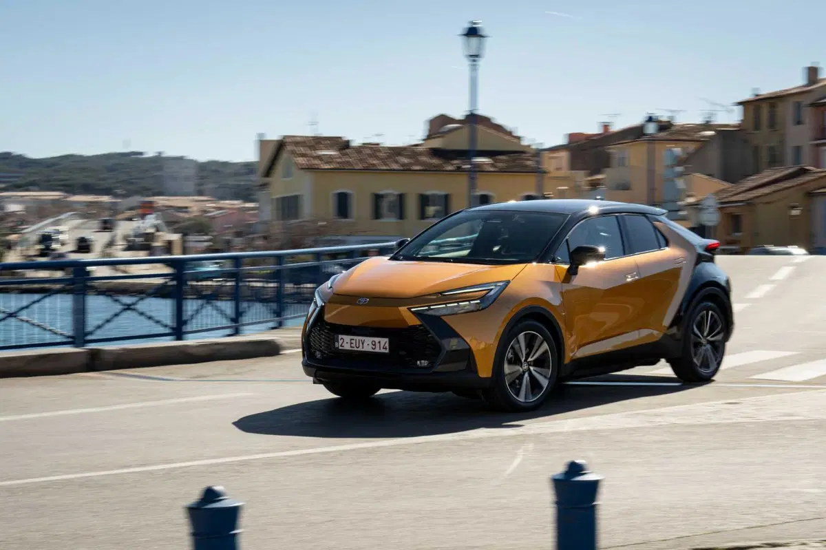 Toyota C-HR in strada (3)