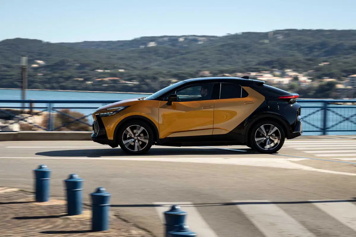 Toyota C-HR in strada (4)
