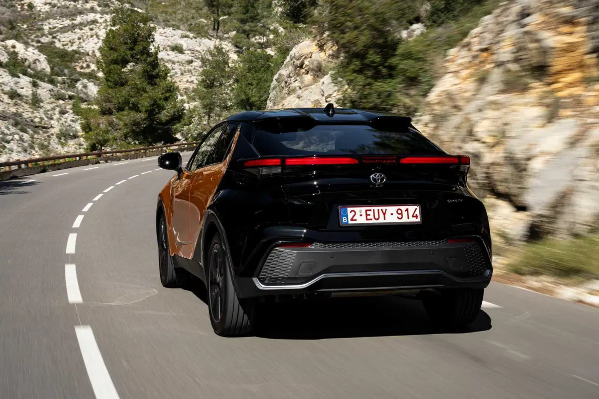 Toyota C-HR in strada (2)