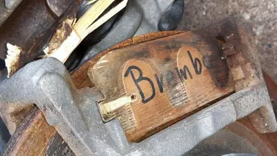 Compra una Mercedes GLE 400 da oltre 100mila euro, ma scopre che i freni sono di legno