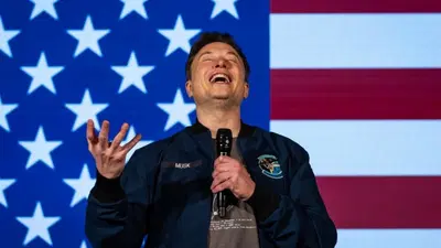 Elon Musk rilancia: &ldquo;Tra uno o due mesi si potr&agrave; usare WhatsApp alla guida con Tesla&rdquo;