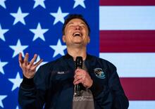 Elon Musk rilancia: “Tra uno o due mesi si potrà usare WhatsApp alla guida con Tesla”