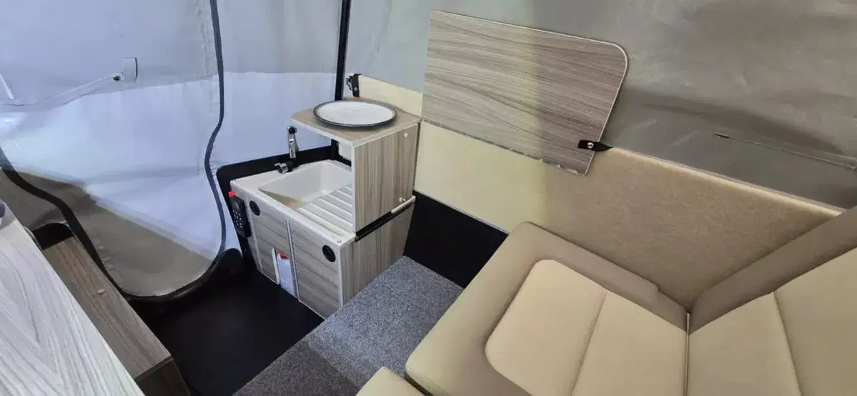 Dalla Tesla a un mini camper di lusso: ecco il Dashaway eCT, la roulotte ultraleggera che fa impazzire il web (6)