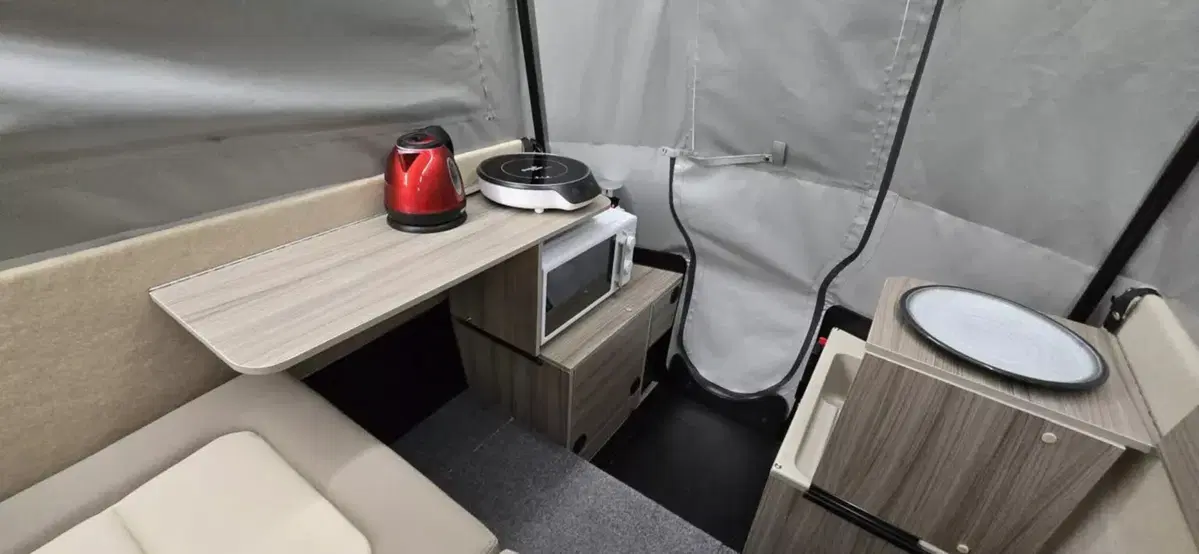 Dalla Tesla a un mini camper di lusso: ecco il Dashaway eCT, la roulotte ultraleggera che fa impazzire il web (7)