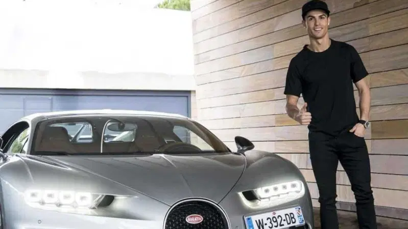 Cristiano Ronaldo confessa: &ldquo;Ho cos&igrave; tante auto che non me le ricordo nemmeno tutte&rdquo;