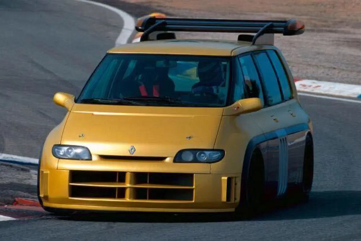 Torna la leggenda: la Renault Espace F1 del 1994 rinasce in Gran Turismo 7 (2)
