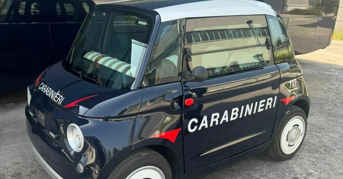 Nuova Fiat Topolino dei Carabinieri: a Roma la microcar elettrica gira per la citt&agrave; &ldquo;in divisa&rdquo;