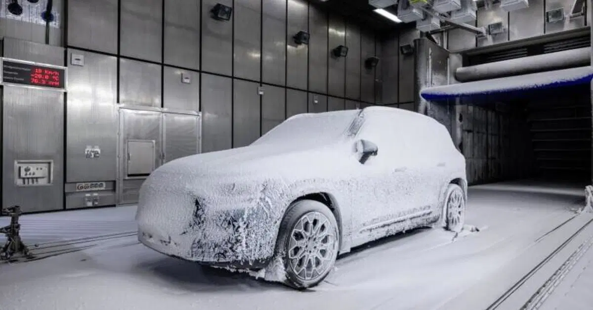 Nuova Mercedes GLB 2026: svelate le prime immagini del SUV che sostituir&agrave; la EQB