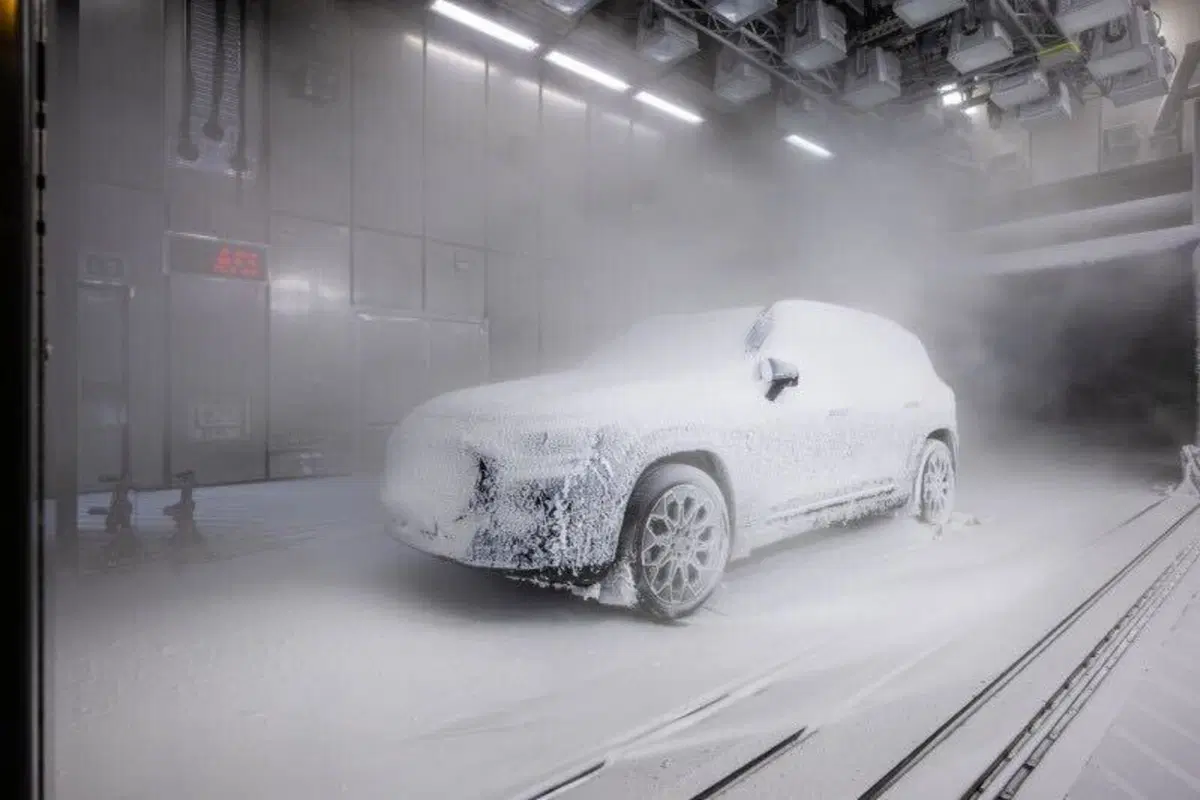 Nuova Mercedes GLB 2026: svelate le prime immagini del SUV che sostituirà la EQB
