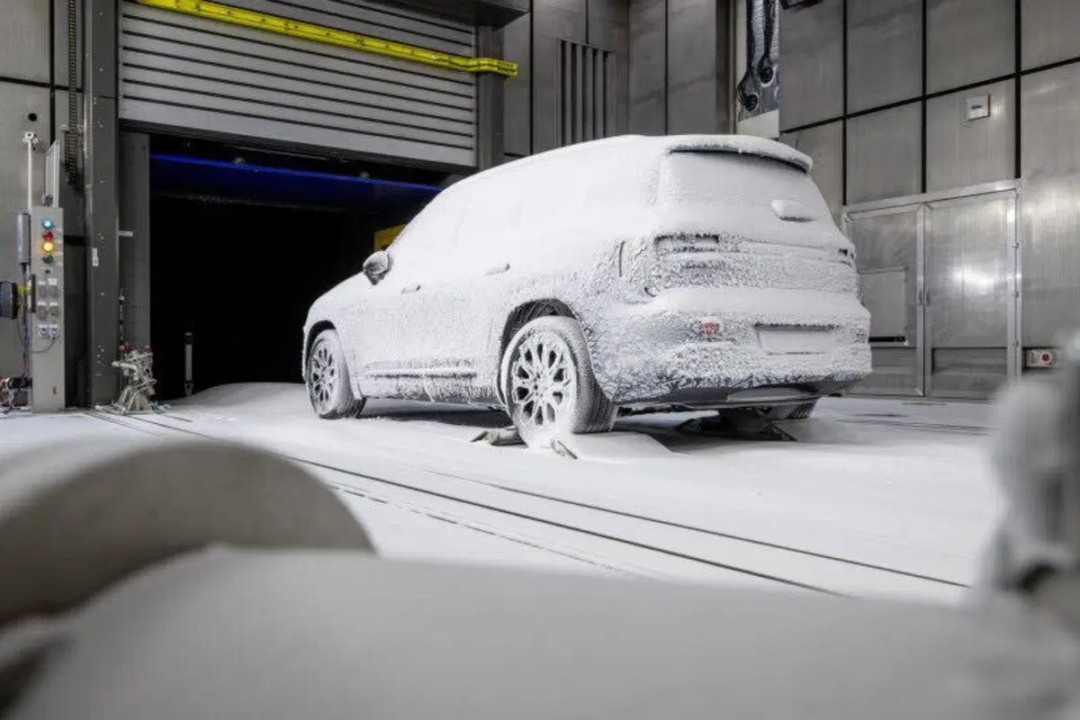 Nuova Mercedes GLB 2026: svelate le prime immagini del SUV che sostituirà la EQB (2)