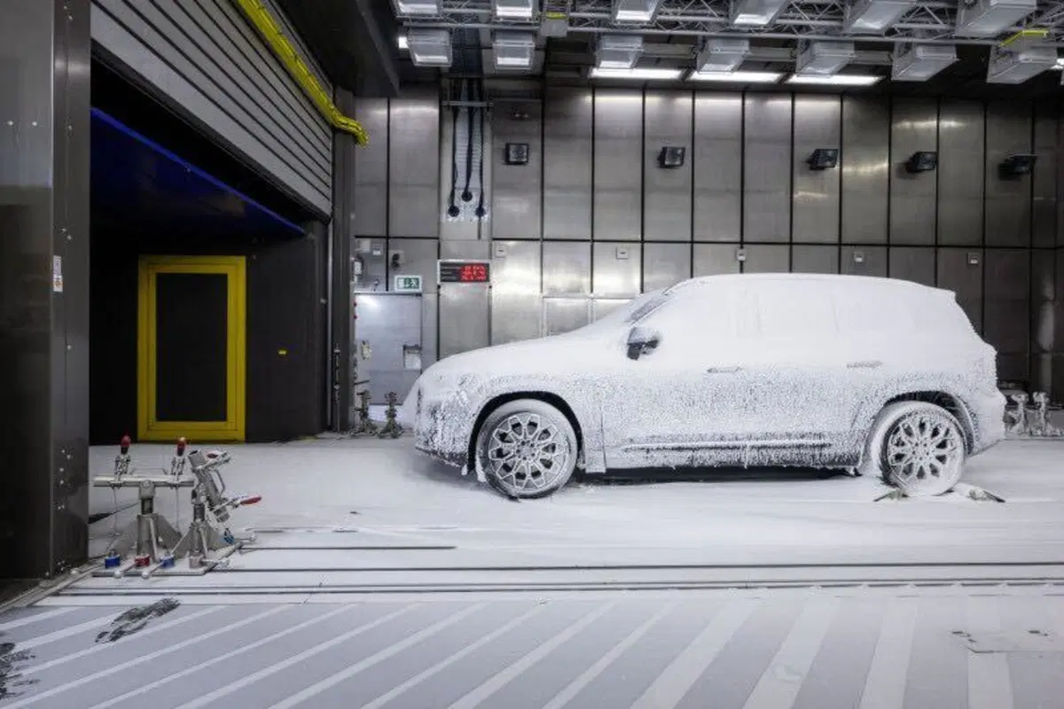 Nuova Mercedes GLB 2026: svelate le prime immagini del SUV che sostituirà la EQB (3)