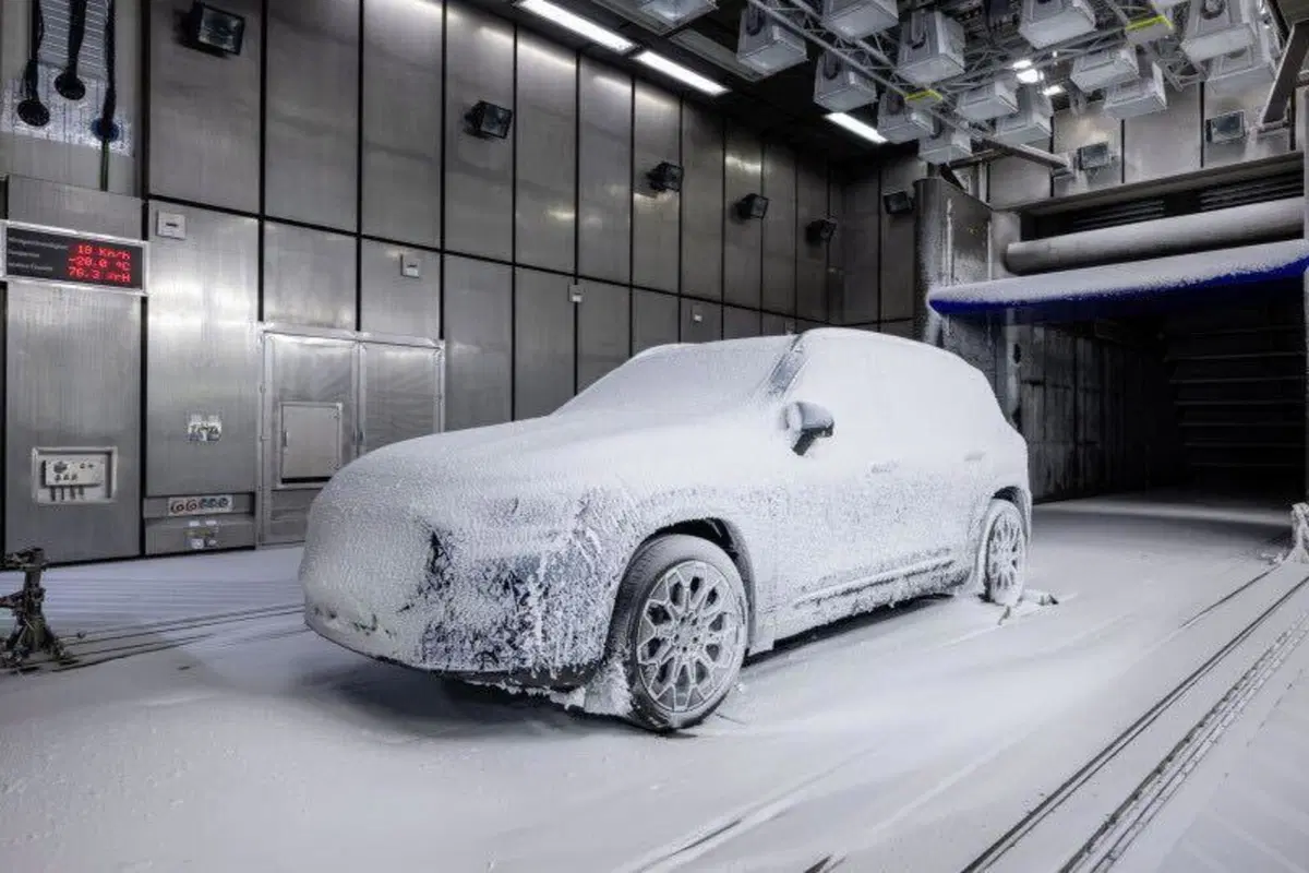 Nuova Mercedes GLB 2026: svelate le prime immagini del SUV che sostituirà la EQB (5)