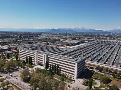 Stellantis rimuove il logo Fiat dallo stabilimento di Mirafiori: inizia una nuova era per lo storico sito torinese