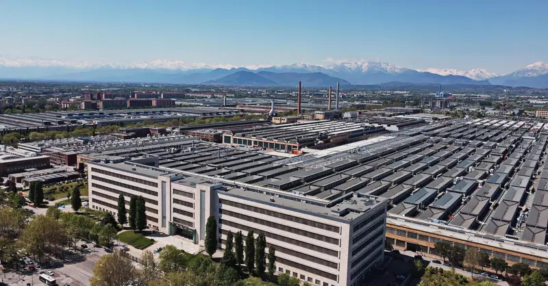 Stellantis rimuove il logo Fiat dallo stabilimento di Mirafiori: inizia una nuova era per lo storico sito torinese