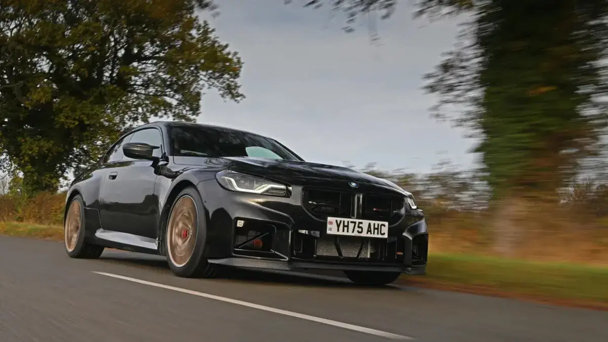 Nuova BMW M2 CS 2025: cosa ne pensano gli inglesi di questa belva da 523 CV