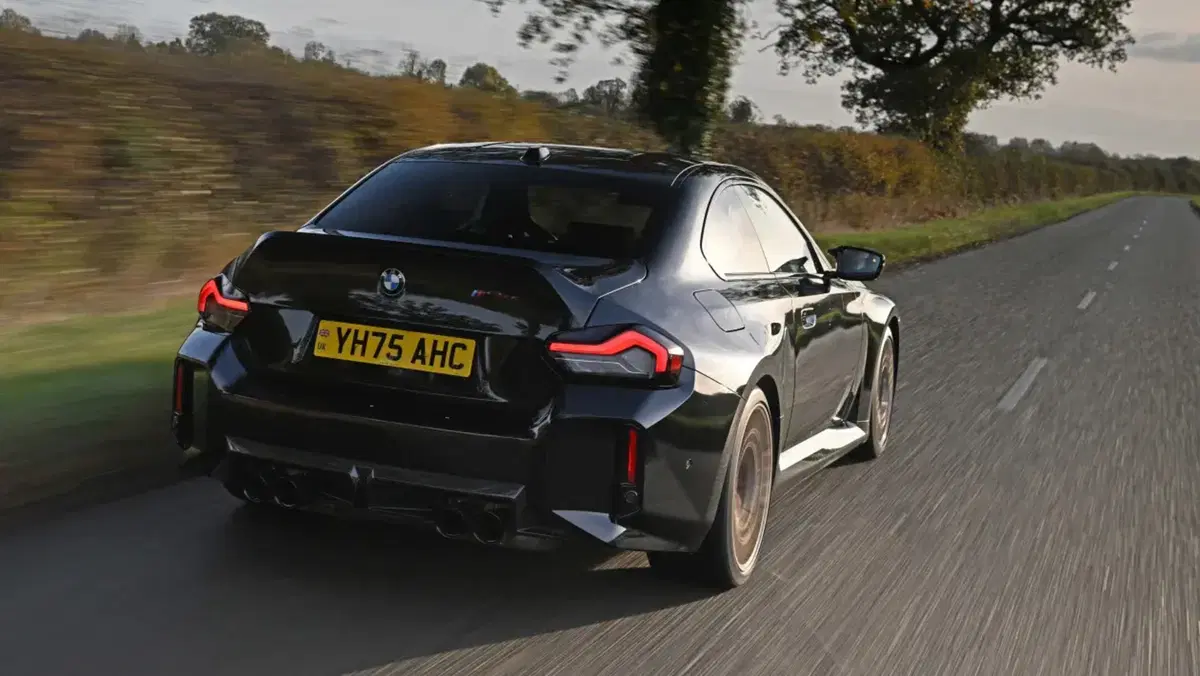 Nuova BMW M2 CS 2025: cosa ne pensano gli inglesi di questa belva da 523 CV (2)