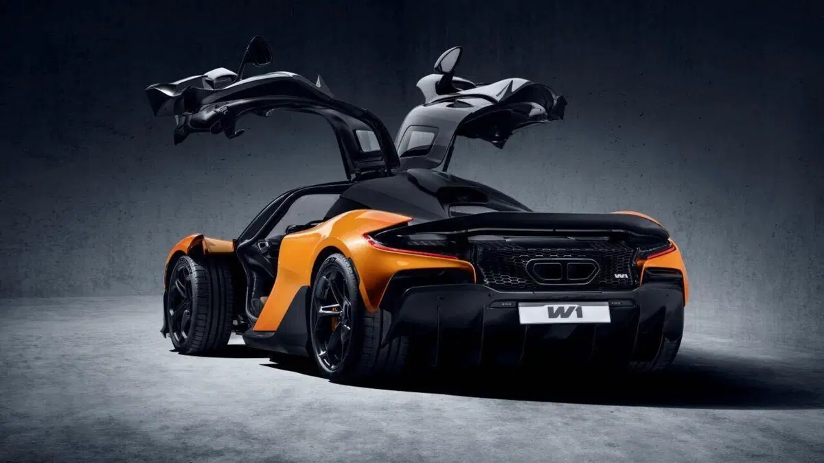 Rivoluzione in casa McLaren: nel 2028 arriva il primo SUV ibrido, più potente di una Urus e più lussuoso di una Bentley (2)