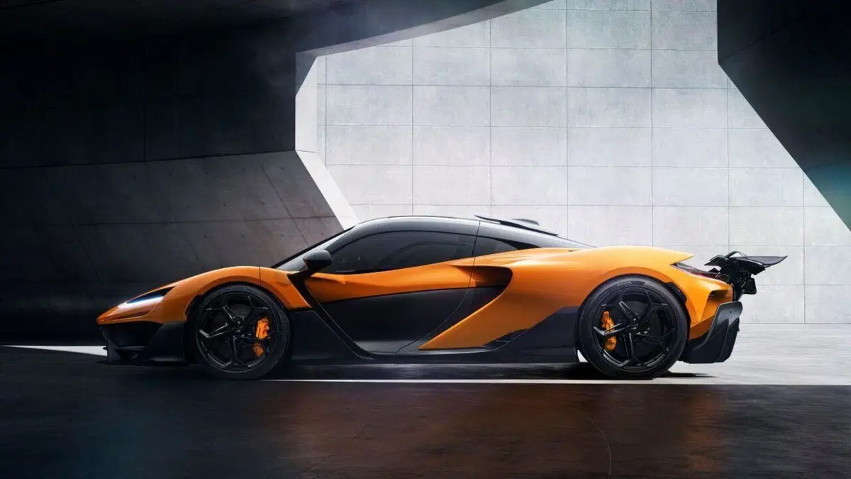 Rivoluzione in casa McLaren: nel 2028 arriva il primo SUV ibrido, più potente di una Urus e più lussuoso di una Bentley (3)