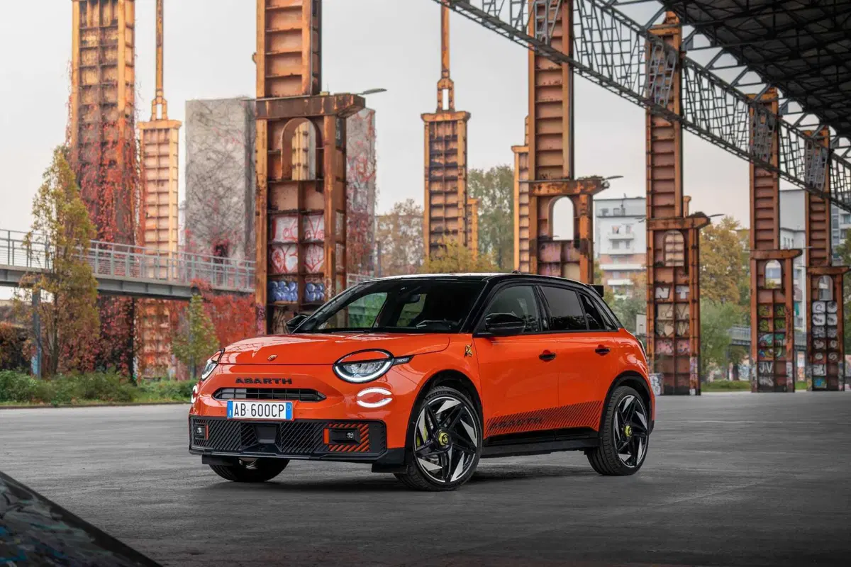 Fiat e Abarth svelano le 600 edizione Milano Cortina 2026: due icone italiane per le Olimpiadi Inver